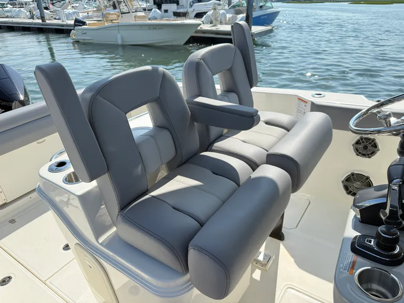 Slide: The Image of Boston Whaler 280 Outrage 2026 - 18