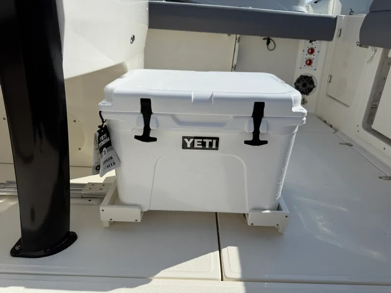 Slide: The Image of Boston Whaler 280 Outrage 2026 - 15