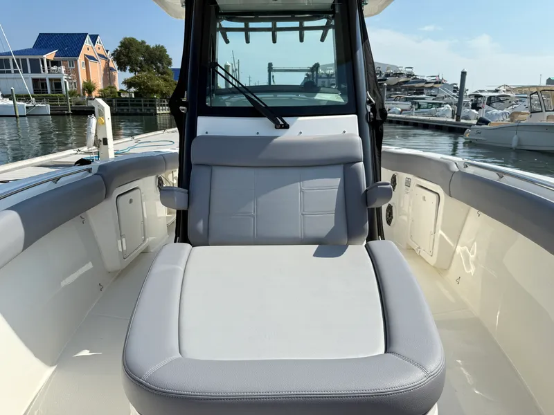 Slide: The Image of Boston Whaler 280 Outrage 2026 - 30