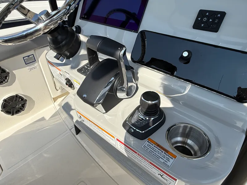 Slide: The Image of Boston Whaler 280 Outrage 2026 - 22