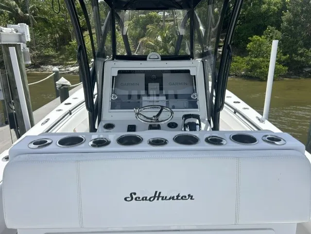 Slide: The Image of Sea Hunter 28 FLORIDIAN 2019 - 6