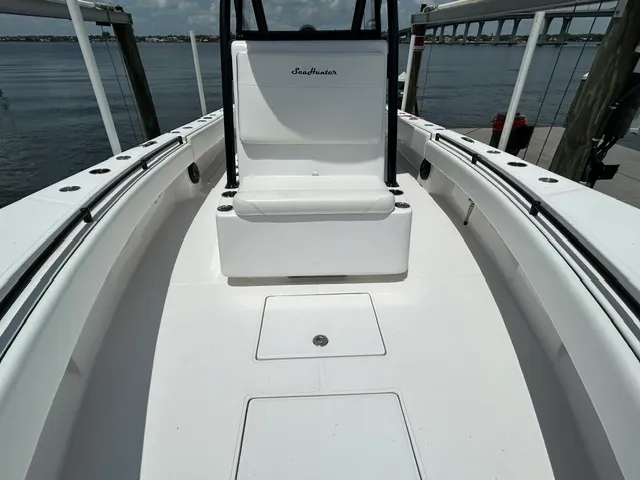 Slide: The Image of Sea Hunter 28 FLORIDIAN 2019 - 13