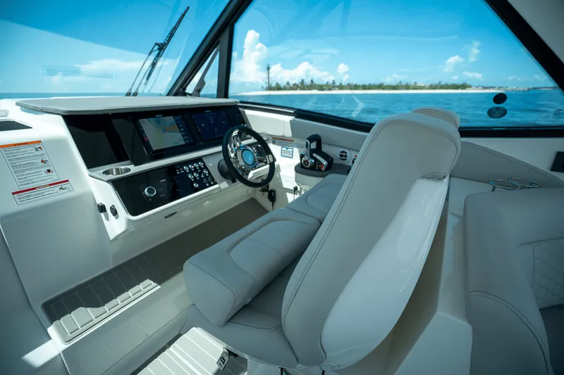 Slide: The Image of Sea Ray Sundancer 320 Outboard 2026 - 12