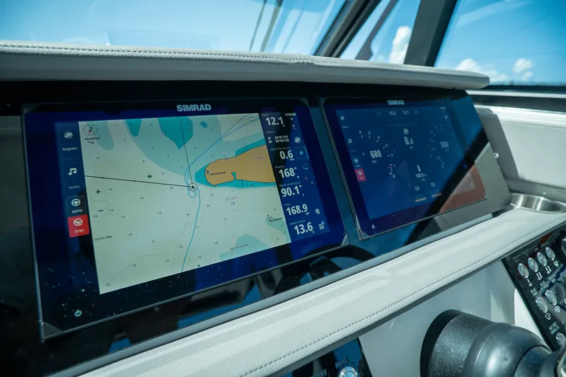 Slide: The Image of Sea Ray Sundancer 320 Outboard 2026 - 15