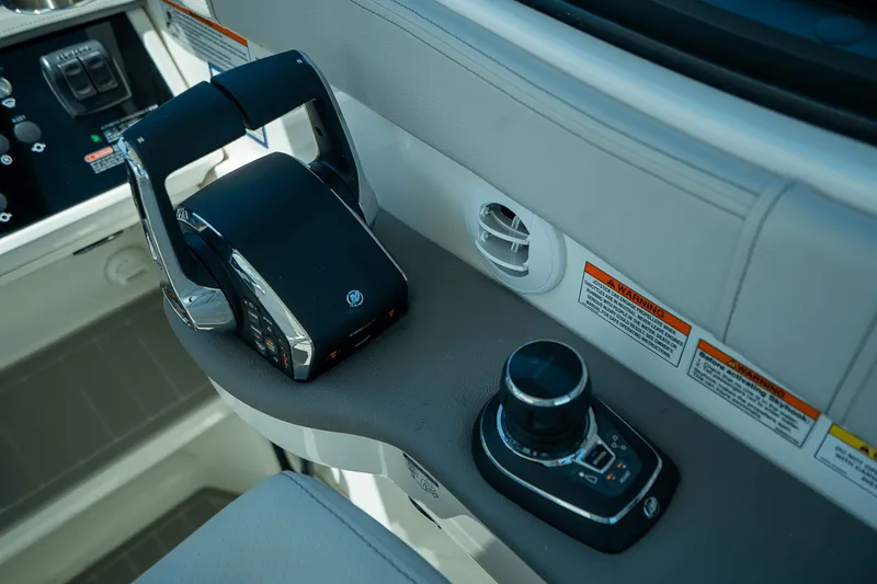 Slide: The Image of Sea Ray Sundancer 320 Outboard 2026 - 16