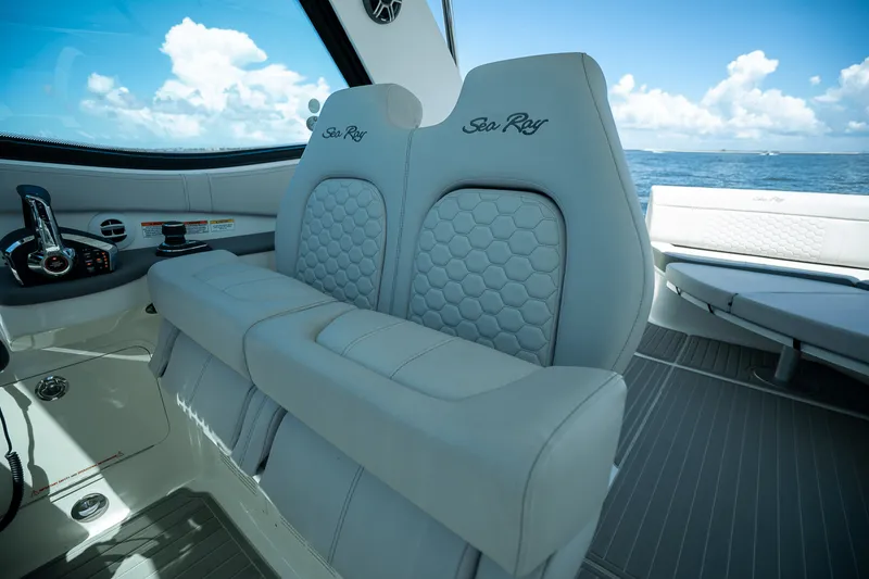 Slide: The Image of Sea Ray Sundancer 320 Outboard 2026 - 17