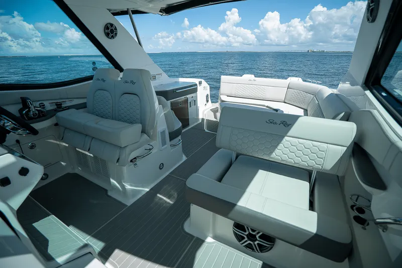 Slide: The Image of Sea Ray Sundancer 320 Outboard 2026 - 18