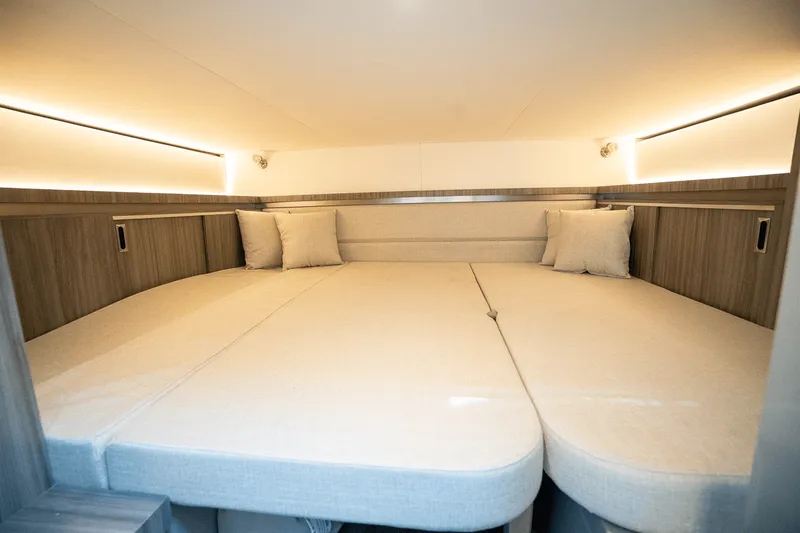 Slide: The Image of Sea Ray Sundancer 320 Outboard 2026 - 20