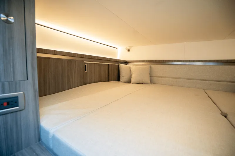 Slide: The Image of Sea Ray Sundancer 320 Outboard 2026 - 21