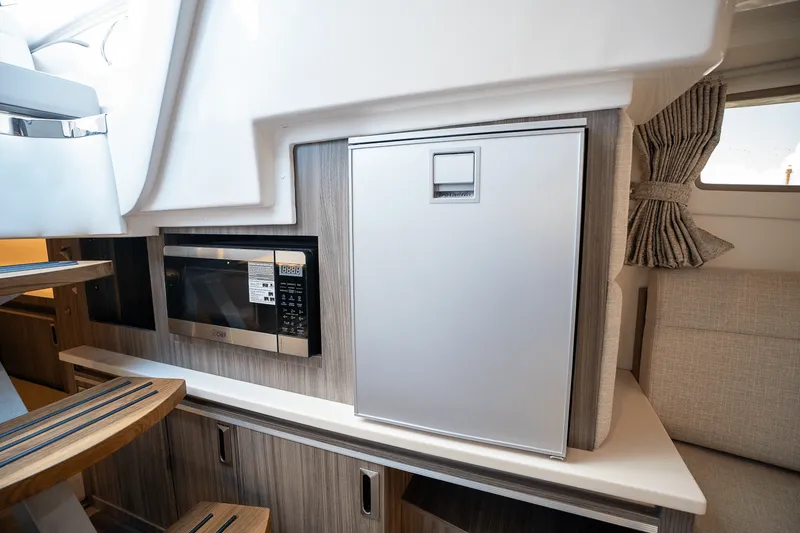 Slide: The Image of Sea Ray Sundancer 320 Outboard 2026 - 23