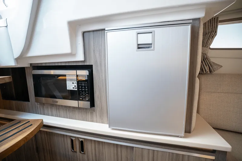 Slide: The Image of Sea Ray Sundancer 320 Outboard 2026 - 24