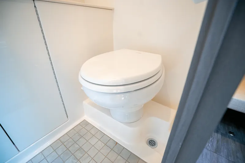 Slide: The Image of Sea Ray Sundancer 320 Outboard 2026 - 29