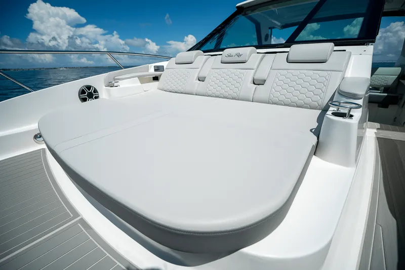 Slide: The Image of Sea Ray Sundancer 320 Outboard 2026 - 31