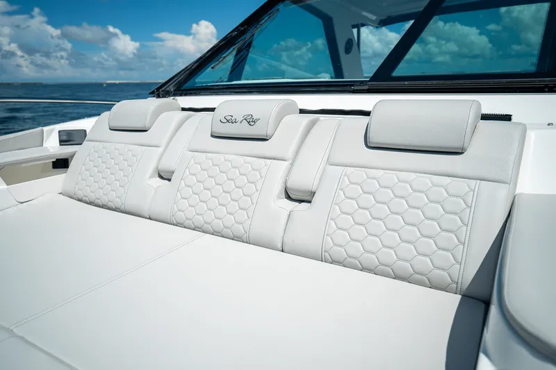 Slide: The Image of Sea Ray Sundancer 320 Outboard 2026 - 32