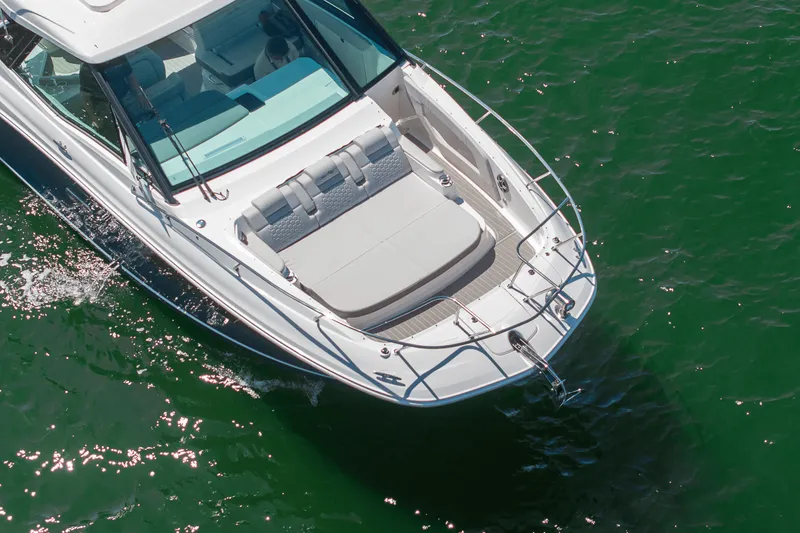 Slide: The Image of Sea Ray Sundancer 320 Outboard 2026 - 34