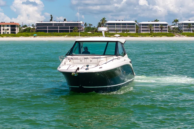 Slide: The Image of Sea Ray Sundancer 320 Outboard 2026 - 37