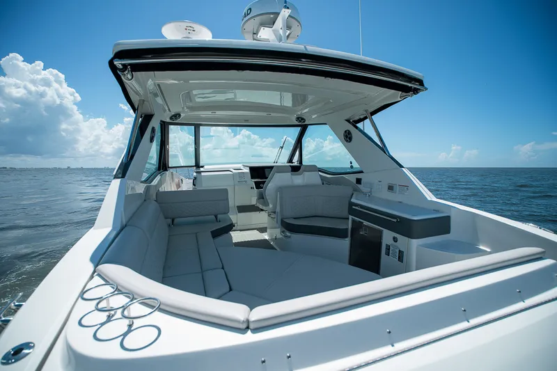 Slide: The Image of Sea Ray Sundancer 320 Outboard 2026 - 4