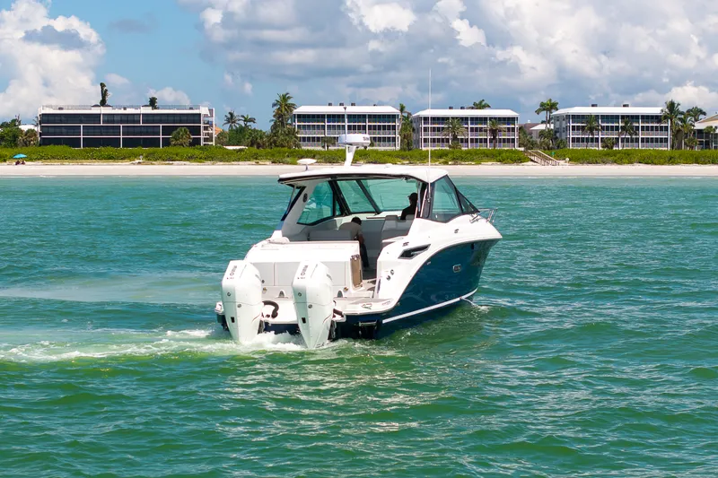 Slide: The Image of Sea Ray Sundancer 320 Outboard 2026 - 41