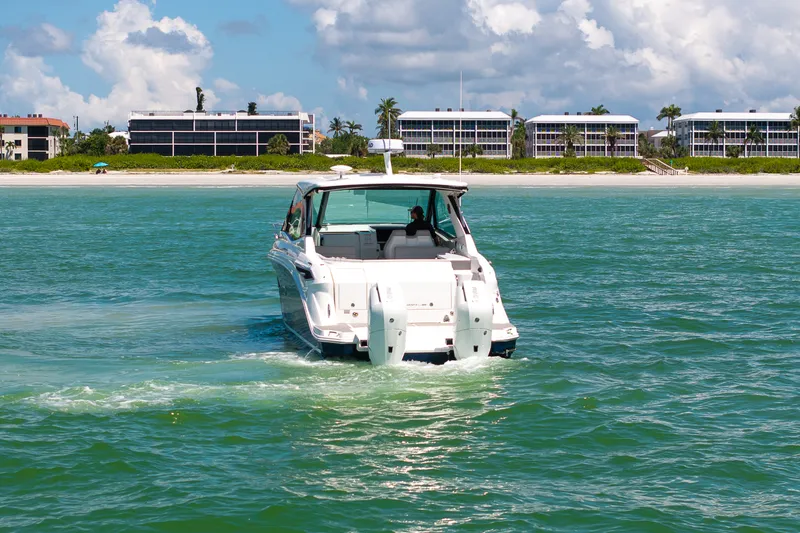 Slide: The Image of Sea Ray Sundancer 320 Outboard 2026 - 42