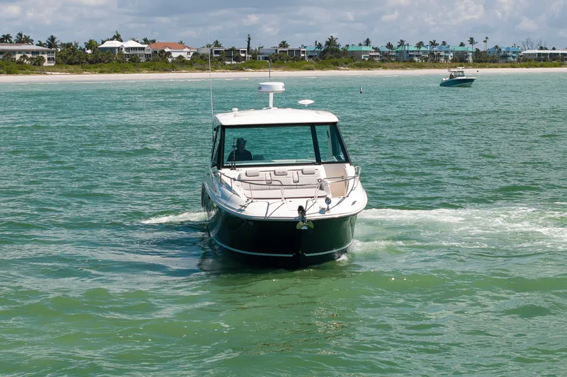 Slide: The Image of Sea Ray Sundancer 320 Outboard 2026 - 46