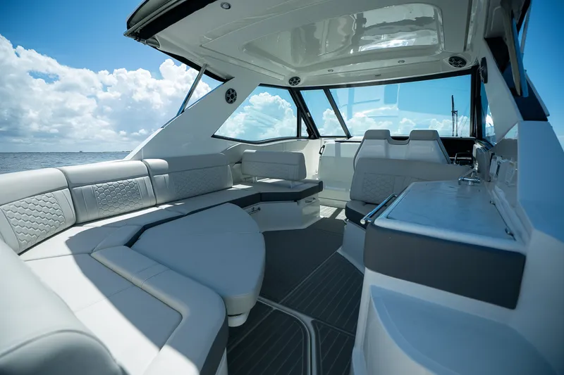 Slide: The Image of Sea Ray Sundancer 320 Outboard 2026 - 6