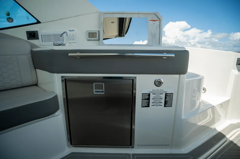 Slide: The Image of Sea Ray Sundancer 320 Outboard 2026 - 9