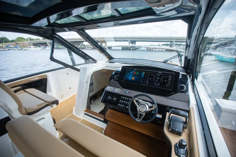 Slide: The Image of Sea Ray Sundancer 370 Outboard 2026 - 49