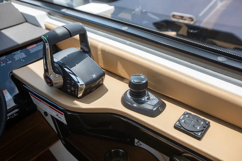 Slide: The Image of Sea Ray Sundancer 370 Outboard 2026 - 38