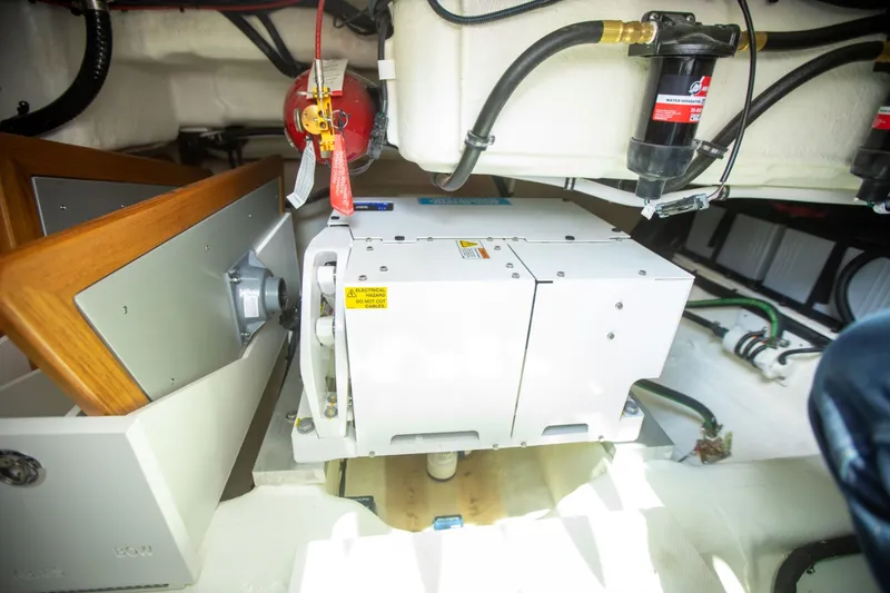 Slide: The Image of Sea Ray Sundancer 370 Outboard 2026 - 18