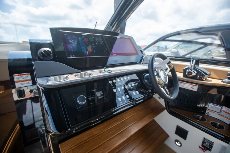 Slide: The Image of Sea Ray Sundancer 370 Outboard 2026 - 33