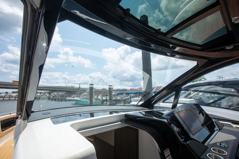 Slide: The Image of Sea Ray Sundancer 370 Outboard 2026 - 70
