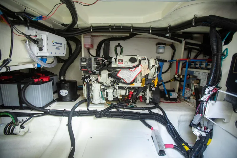 Slide: The Image of Sea Ray Sundancer 370 Outboard 2026 - 19
