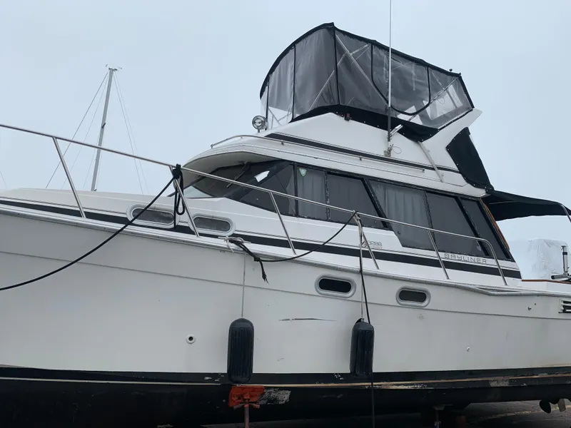 Slide: The Image of Bayliner 3288 Motoryacht 1990 - 11