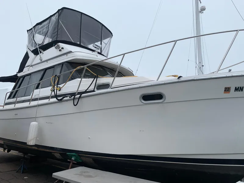 Slide: The Image of Bayliner 3288 Motoryacht 1990 - 2