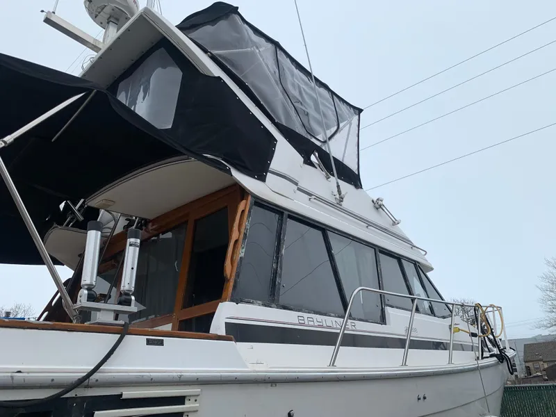 Slide: The Image of Bayliner 3288 Motoryacht 1990 - 3