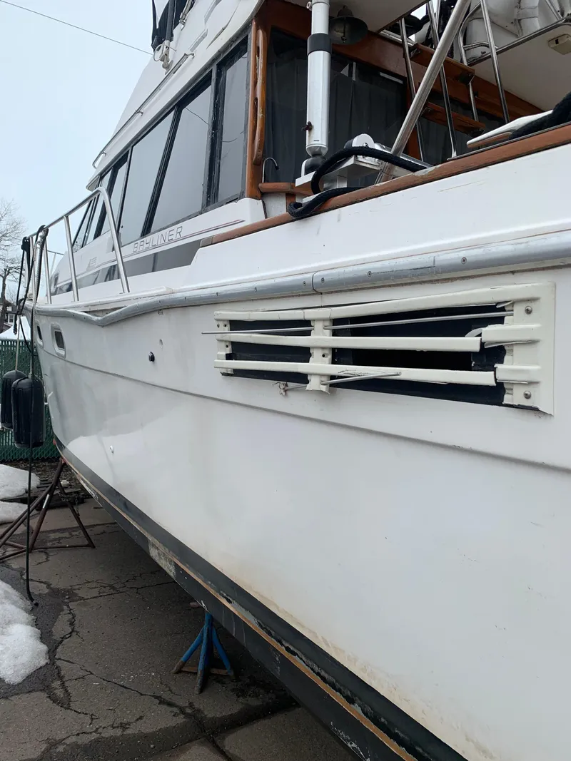 Slide: The Image of Bayliner 3288 Motoryacht 1990 - 7