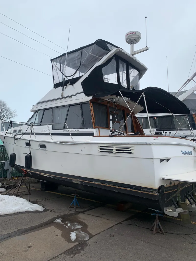 Slide: The Image of Bayliner 3288 Motoryacht 1990 - 9