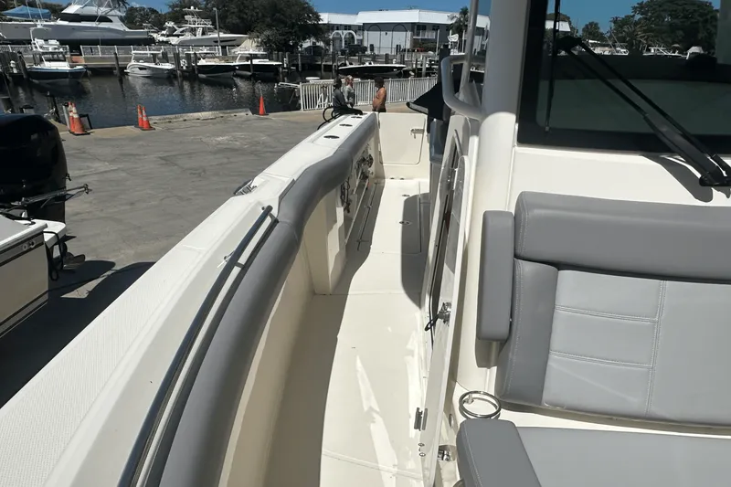 Slide: The Image of Boston Whaler 280 OUTRAGE 2024 - 11
