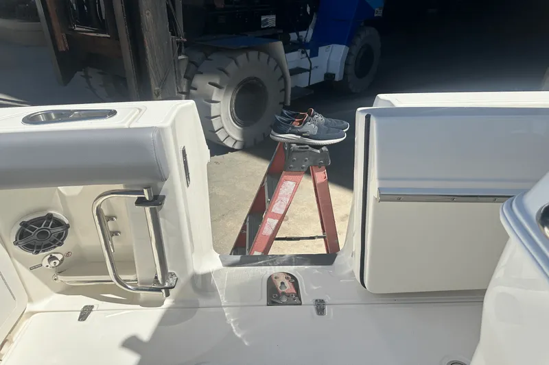 Slide: The Image of Boston Whaler 280 OUTRAGE 2024 - 12