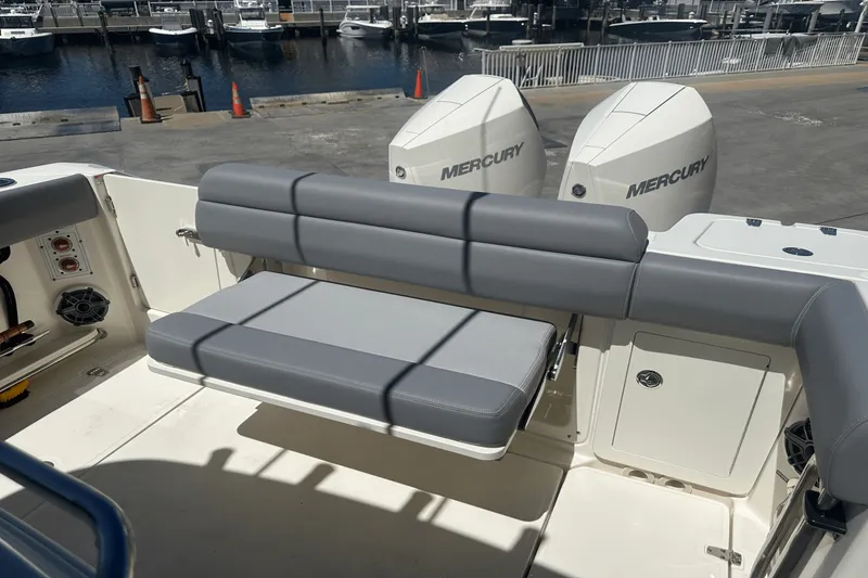 Slide: The Image of Boston Whaler 280 OUTRAGE 2024 - 13