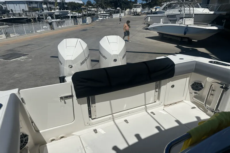 Slide: The Image of Boston Whaler 280 OUTRAGE 2024 - 14