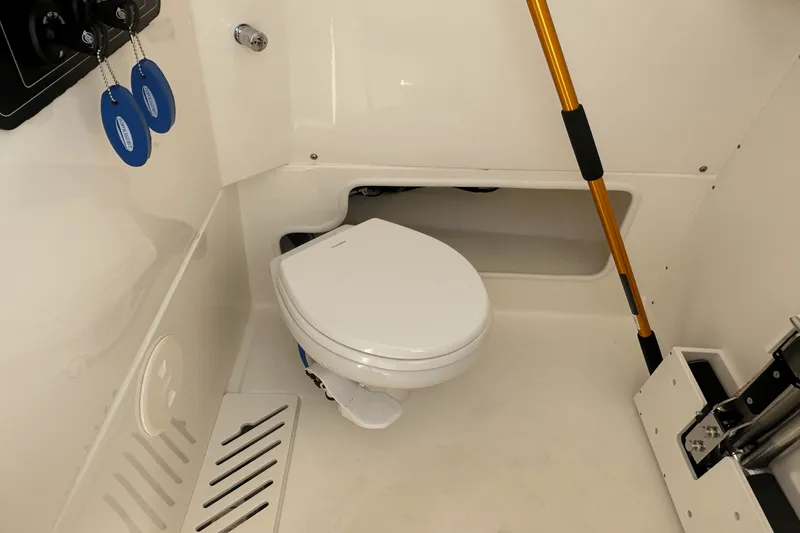 Slide: The Image of Boston Whaler 280 OUTRAGE 2024 - 15