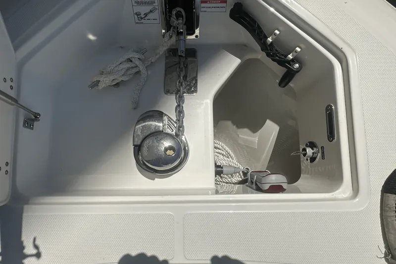 Slide: The Image of Boston Whaler 280 OUTRAGE 2024 - 17