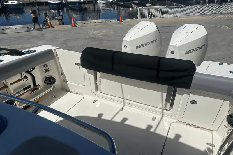 Slide: The Image of Boston Whaler 280 OUTRAGE 2024 - 25