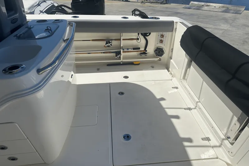 Slide: The Image of Boston Whaler 280 OUTRAGE 2024 - 26