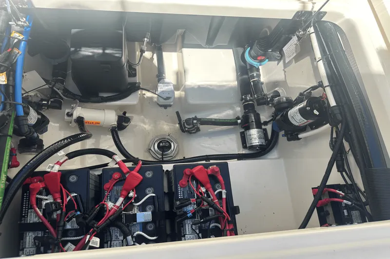 Slide: The Image of Boston Whaler 280 OUTRAGE 2024 - 28