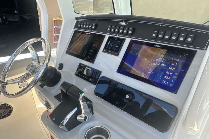Slide: The Image of Boston Whaler 280 OUTRAGE 2024 - 3