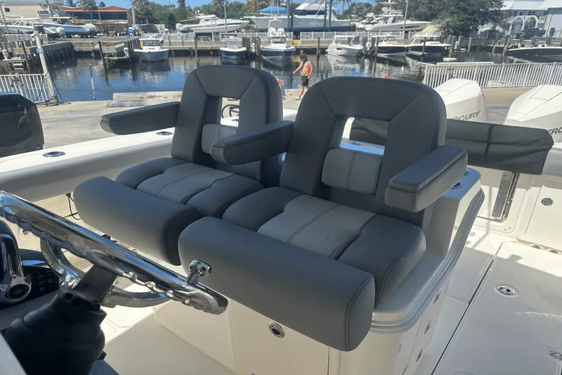 Slide: The Image of Boston Whaler 280 OUTRAGE 2024 - 4