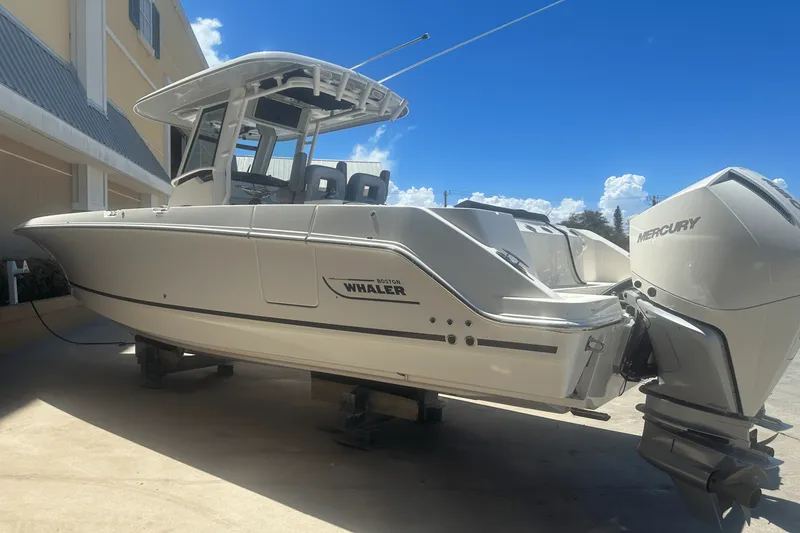Slide: The Image of Boston Whaler 280 OUTRAGE 2024 - 44