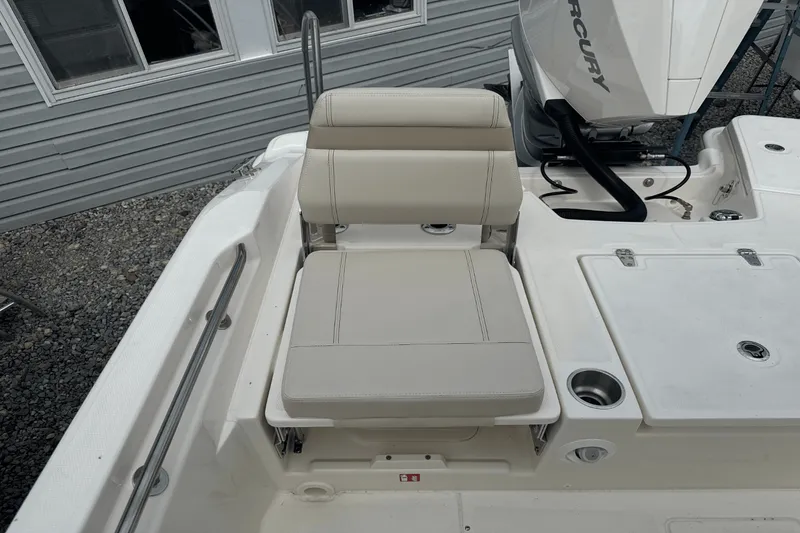 Slide: The Image of Boston Whaler 250 Dauntless 2026 - 10